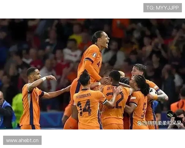 荷兰球迷掀起橙色风暴,主场氛围持续提升 荷兰球迷掀起橙色风暴,主场氛围持续提升